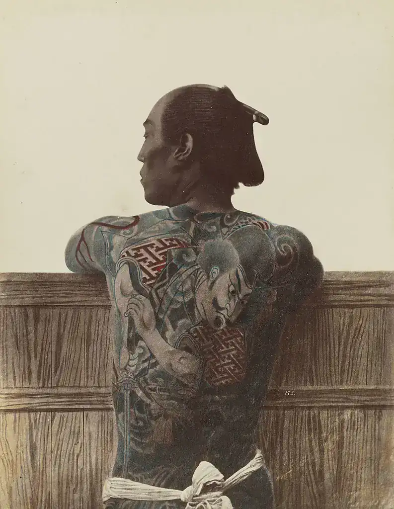 Firma Nikkou en un tatuaje japonés, sellando la pieza como horimono