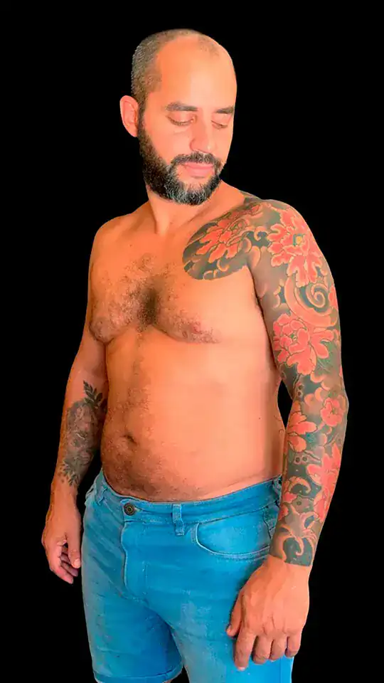 Tatuaje de Botan (peonías) brazo completo, irezumi japonés sólido por Nikko Quiroga.