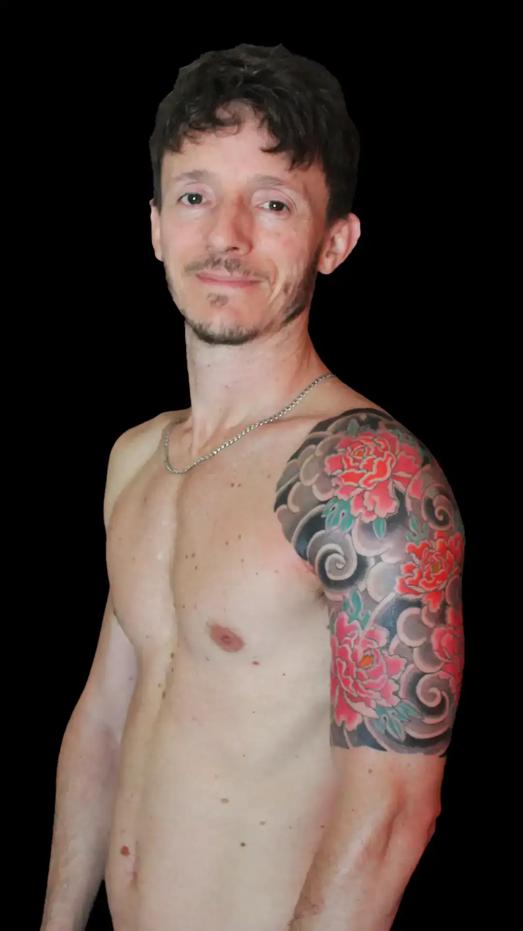 Tatuaje japonés de flores botan en manga corta sobre hombro y brazo, con fondo de nubes grises, realizado por Nikko Quiroga en Olivos, Buenos Aires.