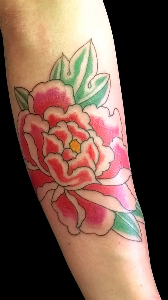 Tatuaje japonés de peonía japonesa (botan) hecho a mano (tebori), realizado en el antebrazo con estilo tradicional por Nikko Quiroga.