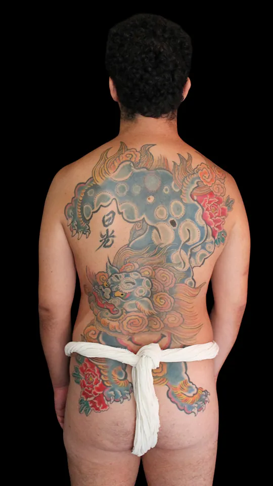 Tatuaje de Shishi (perro Fu) y Botan (peonías) espalda completa sin fondo, irezumi japonés sólido por Nikko Quiroga.