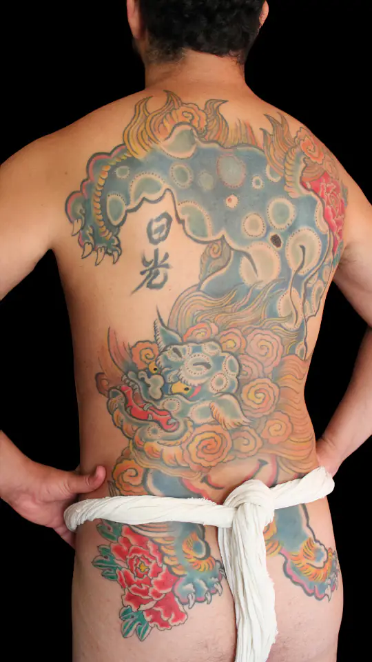 Tatuaje de Shishi (perro Fu) y Botan (peonías) espalda completa sin fondo, irezumi japonés sólido por Nikko Quiroga.