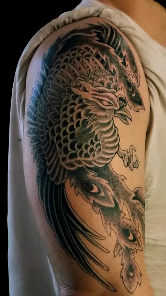 Tatuaje japonés que muestra en detalle a un fénix japonés. Tatuaje realizado por Nikko Quiroga en el hombro.