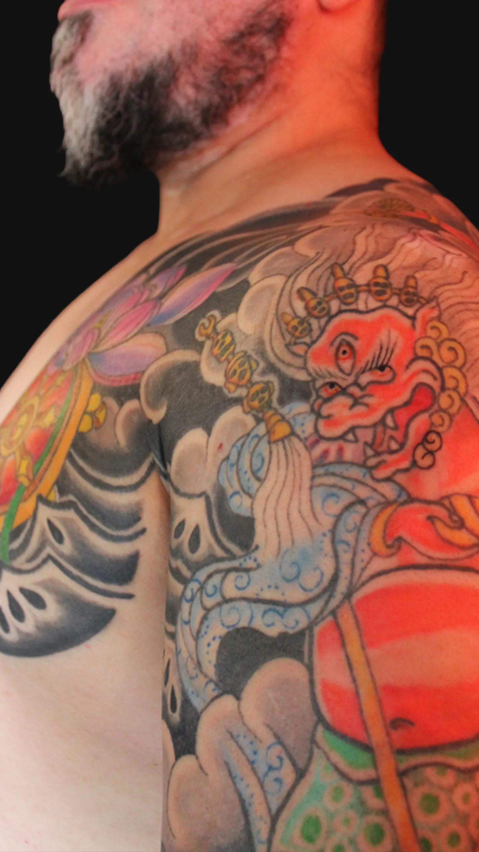 Tatuaje japonés de Makahala, composición budista tradicional en manga completa, realizado por Nikko Quiroga en Olivos.