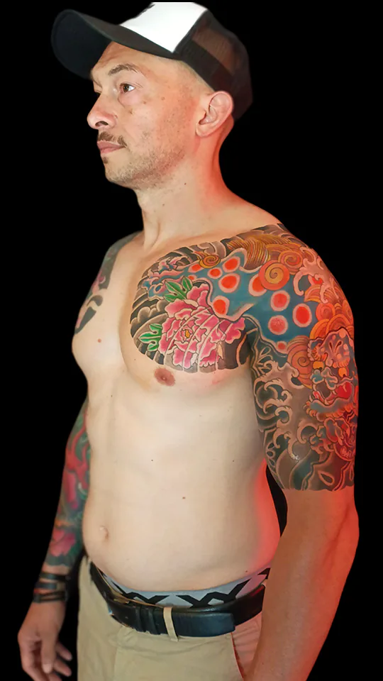 Tatuaje Japonés Karajishi to Botan visto de Costado por Nikko Quiroga