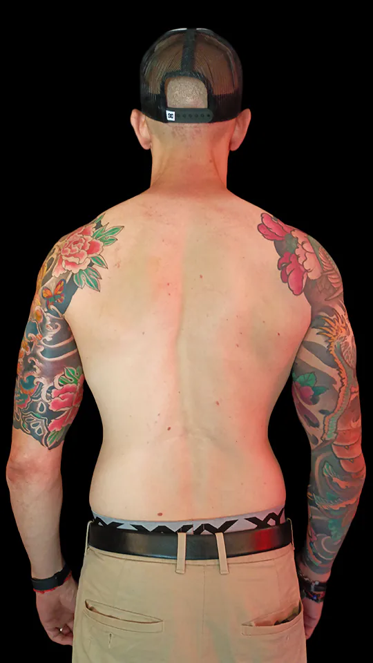 Tatuaje Japonés Karajishi to Botan visto de Espalda por Nikko Quiroga. Manga de Dragón por Hernán Coretta.